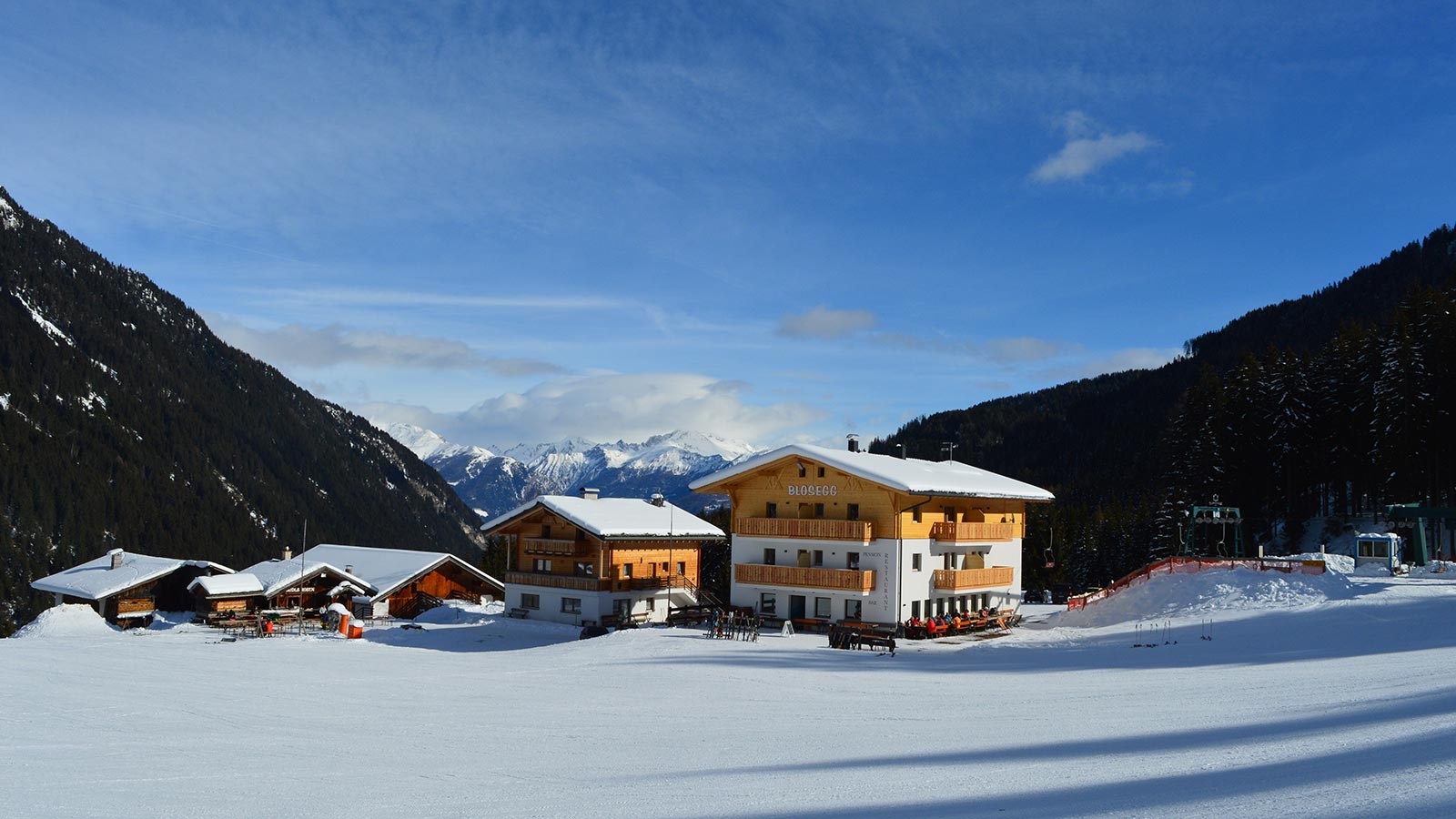 Das Hotel Blosegg von vorne gesehen, eingebettet in den Schnee während der Wintersaison