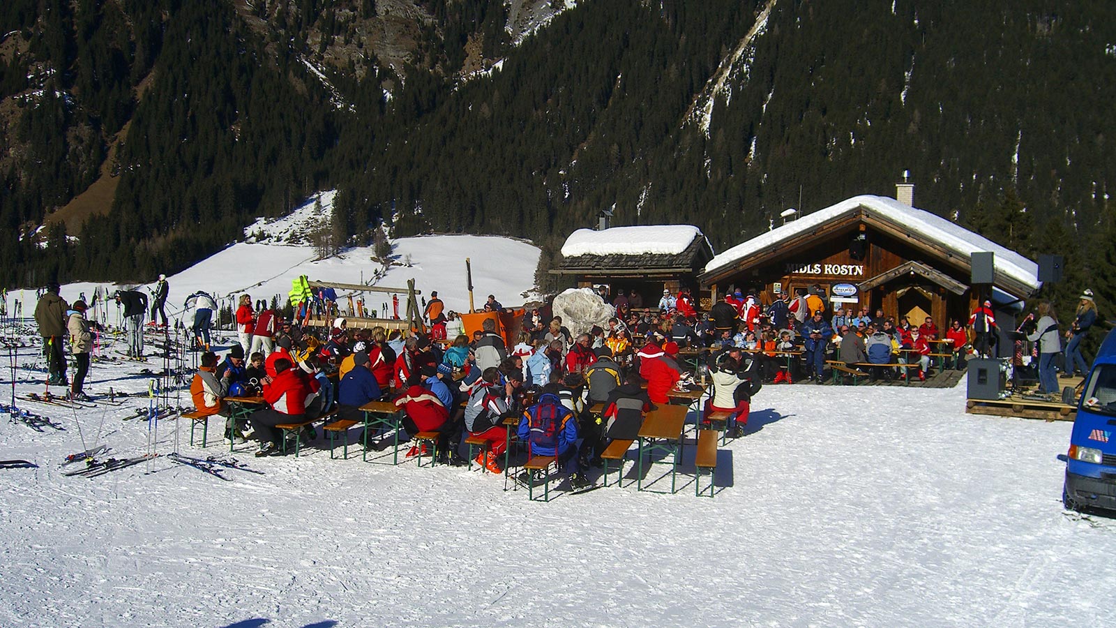 Il locale Midls Kosten accanto all'Albergo Blosegg affollatissimo durante la pausa pranzo