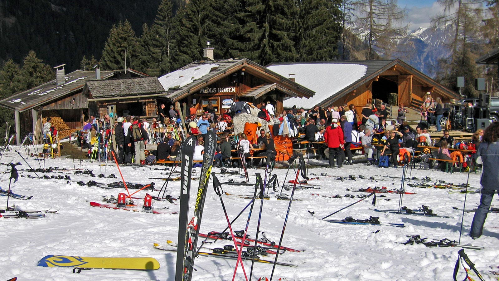 Einige Leute machen eine Pause vom Skifahren in der Almhütte Midls Kosten