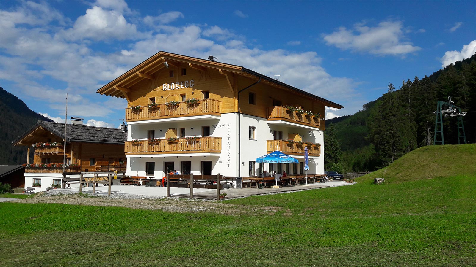 L'Albergo Blosegg immerso nel verde in estate