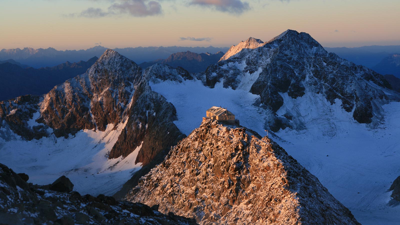 Draufsicht auf die Berge rund um das Hotel in Ratschings