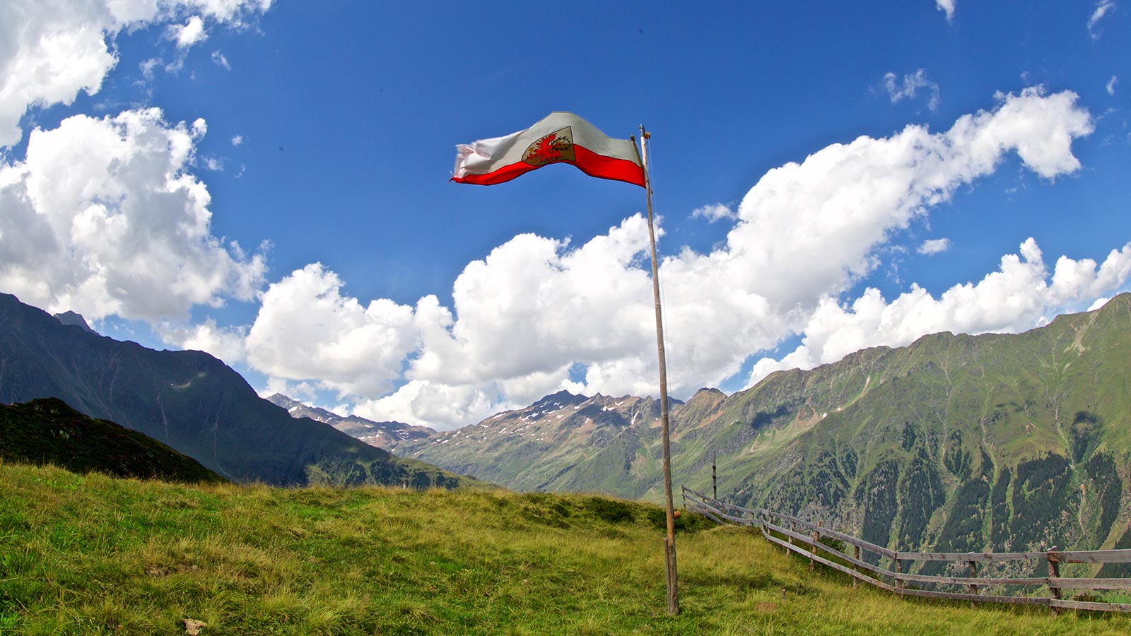La bandiera tirolese svetta nella valle circostante all'Albergo Blosegg 