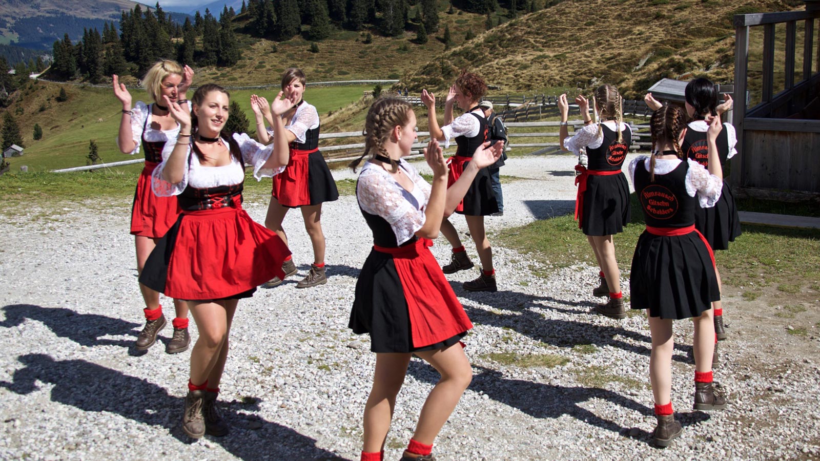 Un gruppo di ragazze balla lo Schuhplattler, una danza tradizionale tirolese, in abiti tipici durante un evento a Racines  
