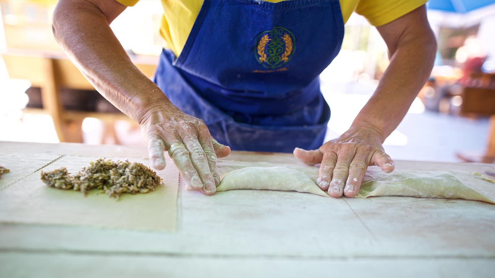 Lo chef del ristorante dell'Albergo Blosegg mentre realizza un piatto tipico della cucina altoatesina