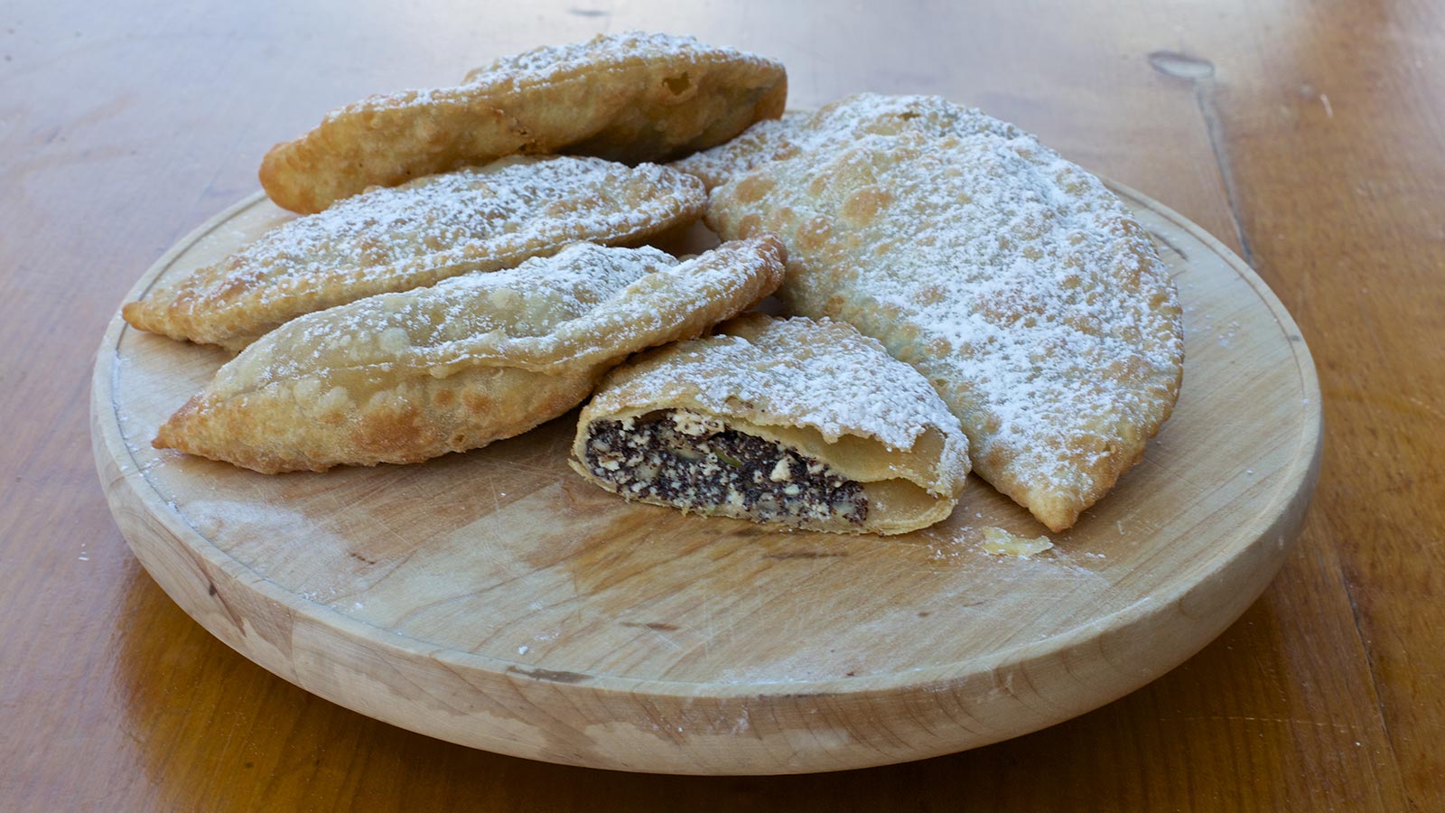 I krapfen tirolesi ripieni di papavero tipici della cucina altoatesina