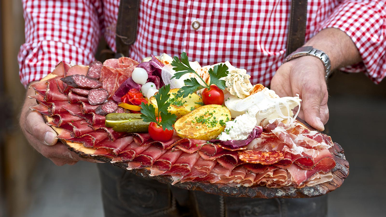 Un tagliere di salumi e affettati presso il ristorante dell'Albergo Blosegg