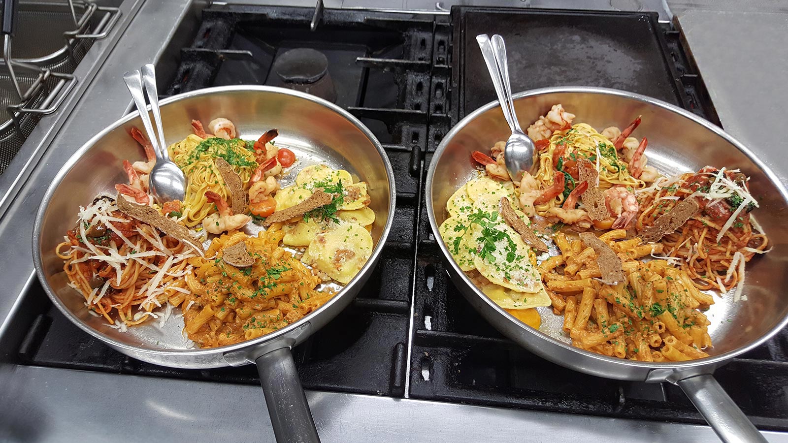 Cibo delizioso in una padella di rame nel ristorante dell'Hotel Blosegg