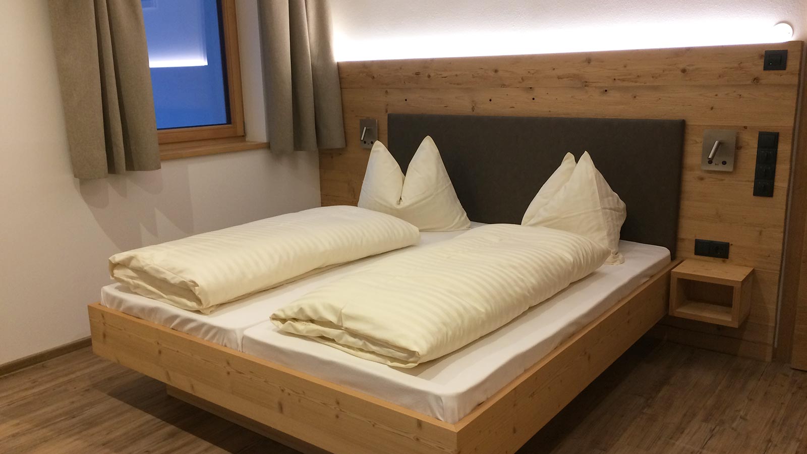 Das Bett eines der Zimmer unseres Hotels im Wipptal