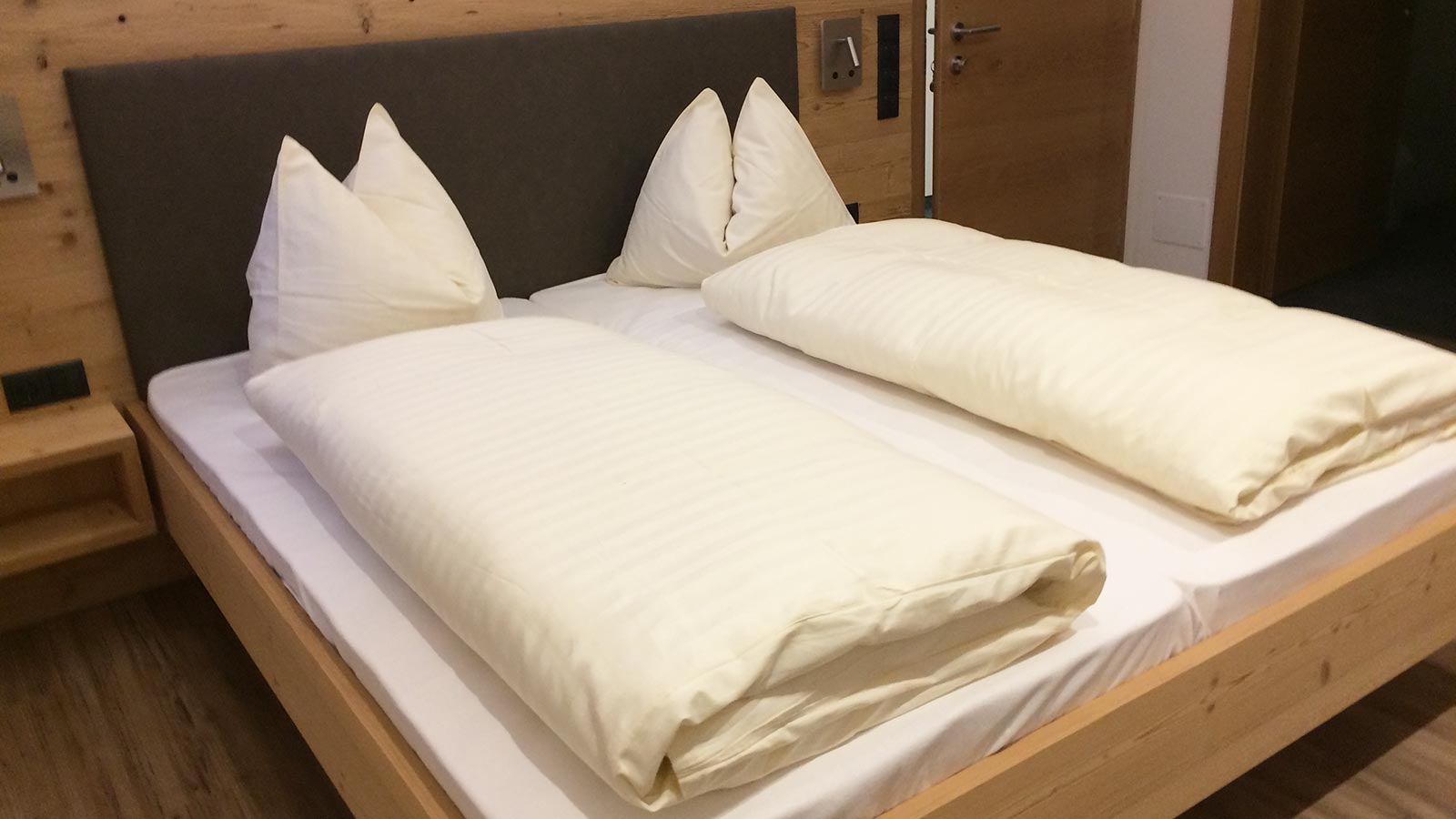 Detail eines Bettes in einem der Zimmer des Hotels Blosegg